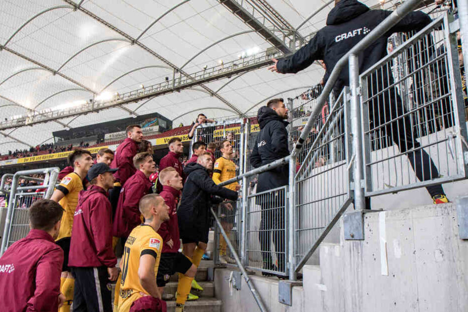 Die Dynamo-Profis mussten wie hier in Stuttgart nicht nur einmal in dieser Saison bei den Fans am Zaun antanzen, um sich die Leviten lesen zu lassen.