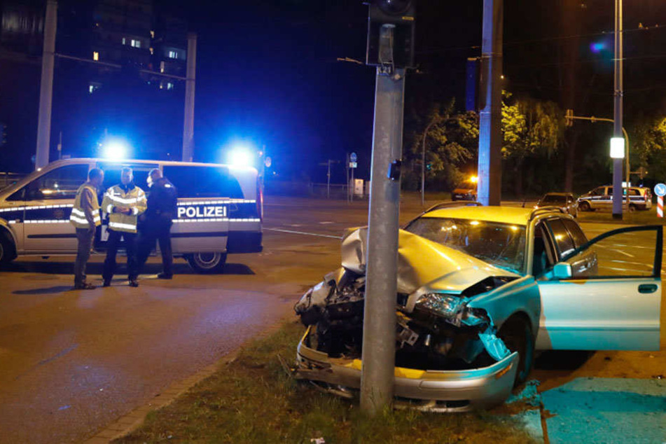 Der 24-jährige Fahrer wurde bei dem Unfall leicht verletzt.
