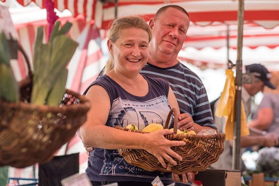 Finden den Wochenmarkt im Herzen von Chemnitz am besten: Wislaw (65) und Anna Frankowski (50).
