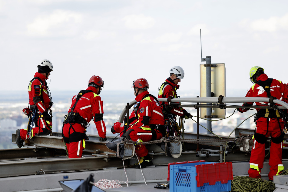 Die Höhenretter der Feuerwehren bereiten das Abseilen am Rheinturm vor.
