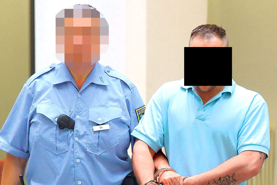 Mit der Freiheit ist es erst mal vorbei: Alexander F. (32, M.) in Handschellen auf dem Weg vor seinen Richter.