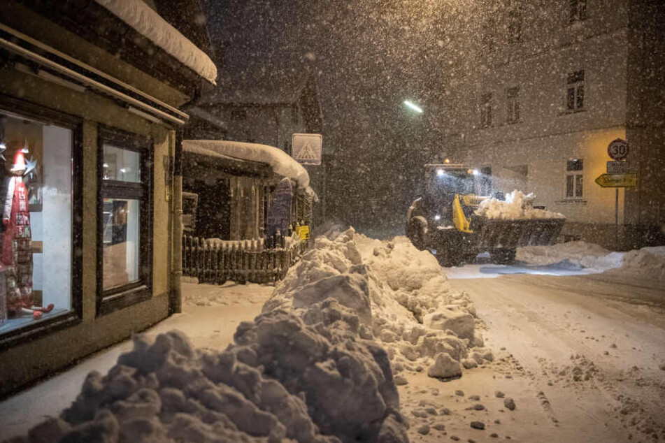 Die Schneeräumfahrzeuge kommen bei den Schneemassen kaum hinterher. (Symbolbild)