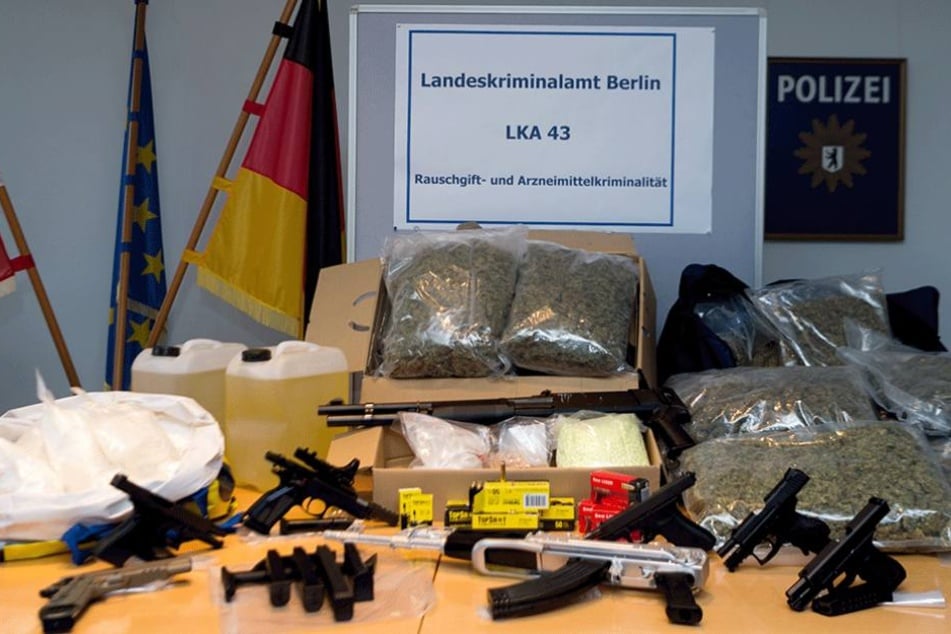 Sichergestelltes Marihuana, Amphetamine, Extasy-Pillen, Kokain, Handfeuerwaffen, ein Maschinengewehr und eine Pumpgung sowie Munition und Chemikalien zur Herstellung von Amphetaminen wurden von der Polizei präsentiert.