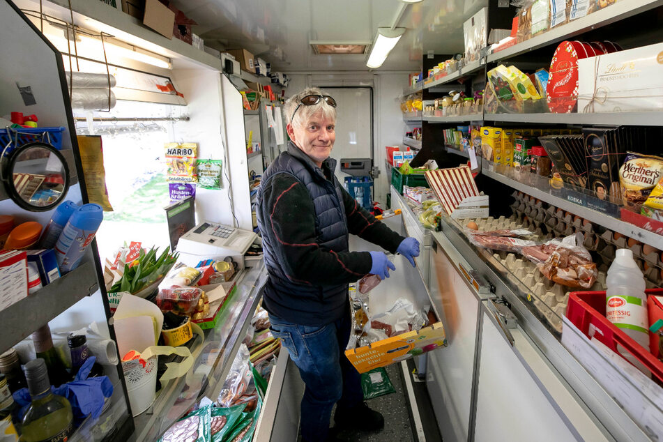 Ralf Heßler (57) ist einer der Fahrer der rollenden Supermärkte. Er bringt die Waren zu den Kunden.