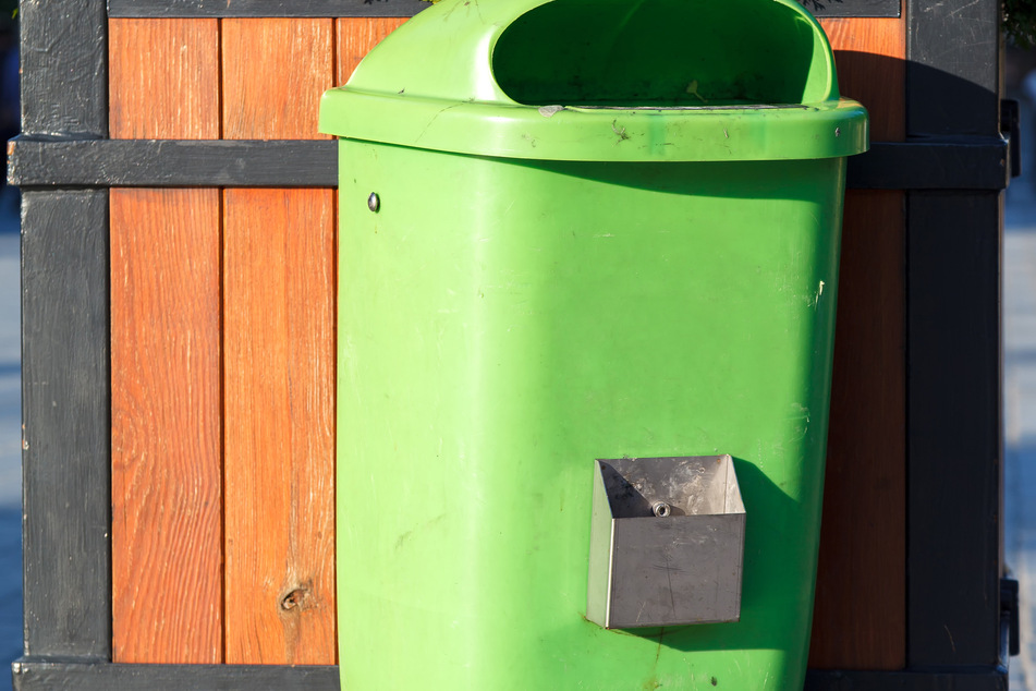 Mann wirft abgetrennten Kopf vor Augen von Passanten in öffentlichen Papierkorb