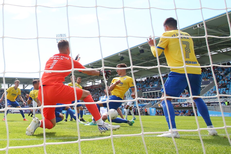 Die Jenaer Abwehr mit Keeper Kevin Kunz (31) rettet hier bei der Chance von Tobias Müller (30).