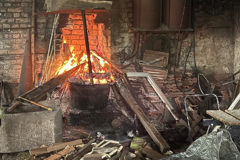 Ein offenes Feuer war an einem kaputten Schornstein betrieben worden.