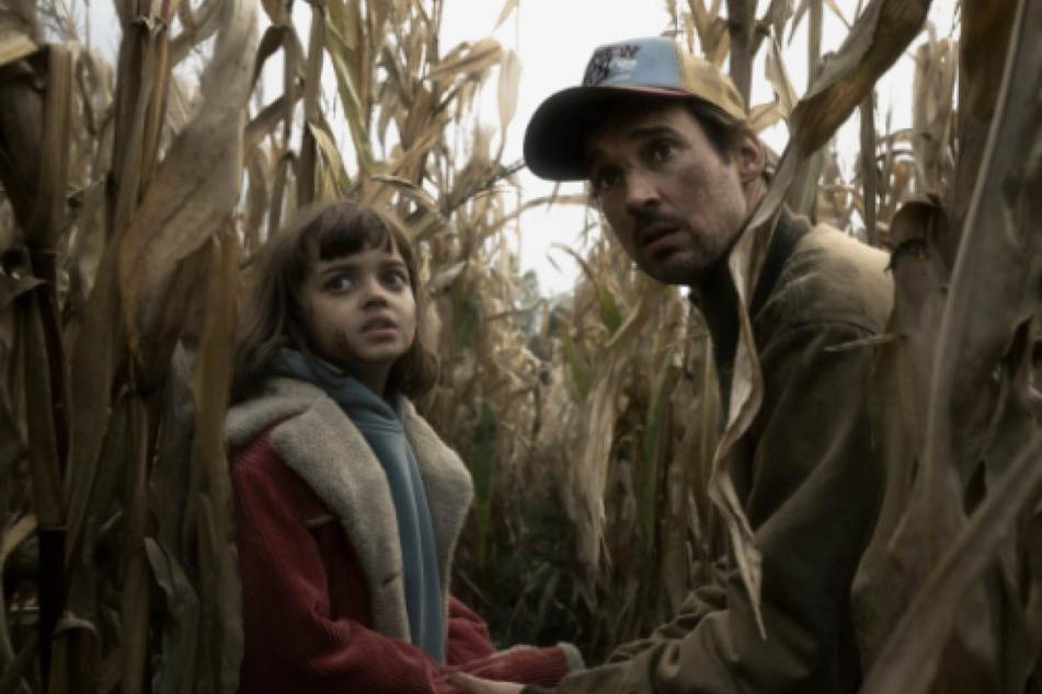 Sven (Florian David Fitz, r.) sucht mit seiner Tochter Charlie (Yuna Bennet, 11) nach seiner beim Weltraumflug verschwundenen Frau.