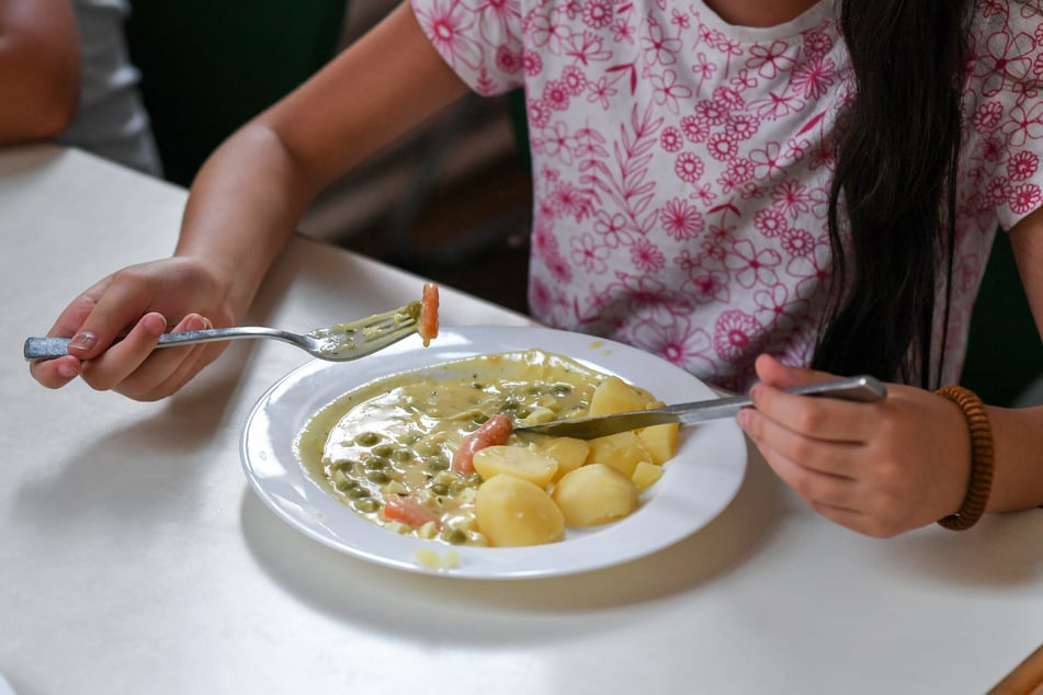 Schulessen in Thüringen ist teurer geworden. Grund dafür sind Kostensteigerungen der Essensanbieter. (Symbolbild)