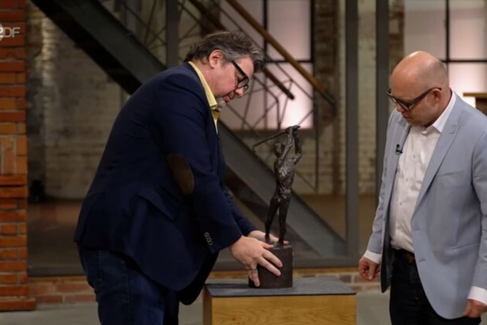 Händler Daniel Meyer (53) nimmt die Rarität genau unter die Lupe.