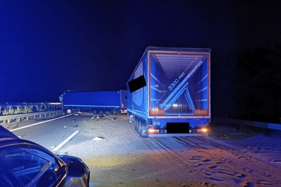 Bei dem Unfall in der Nacht auf Dienstag wurde ein Lkw-Fahrer schwer verletzt.