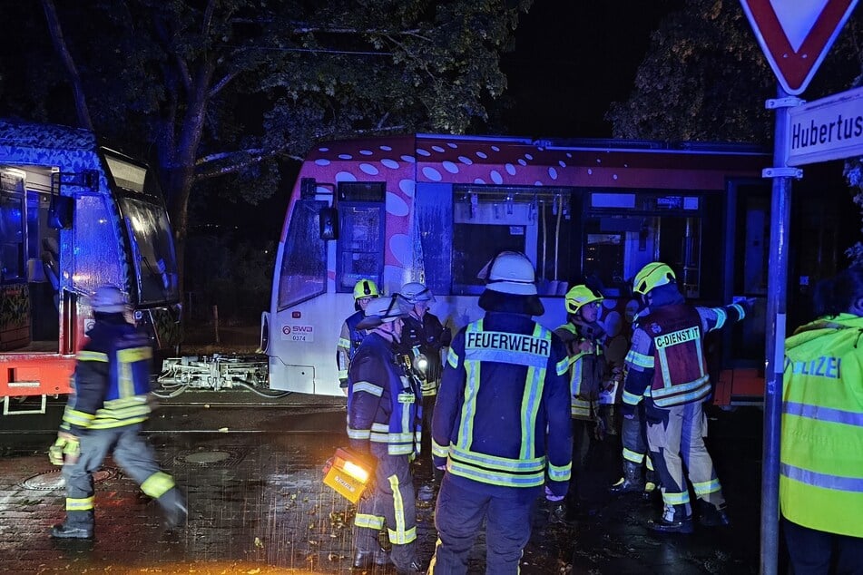 Feuerwehr und Rettungskräfte waren an der Stadtbahn in Königswinter im Einsatz.