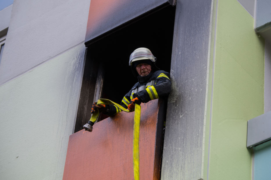 Die Feuerwehr hatte viele Menschen aus dem Haus gerettet.