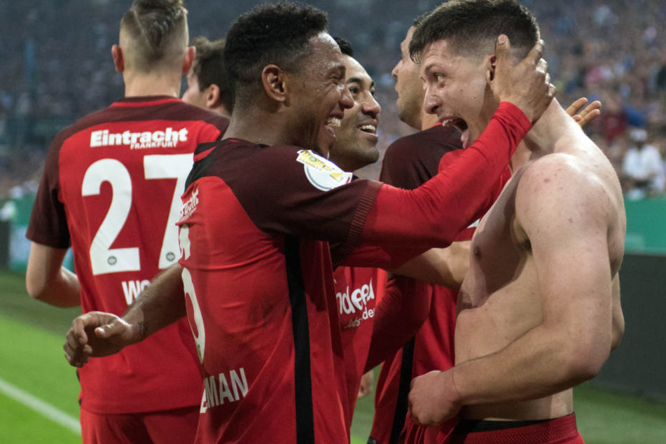 Luka Jovic (re.) erzielte per Hacke das entscheidende 1:0 für die Eintracht.