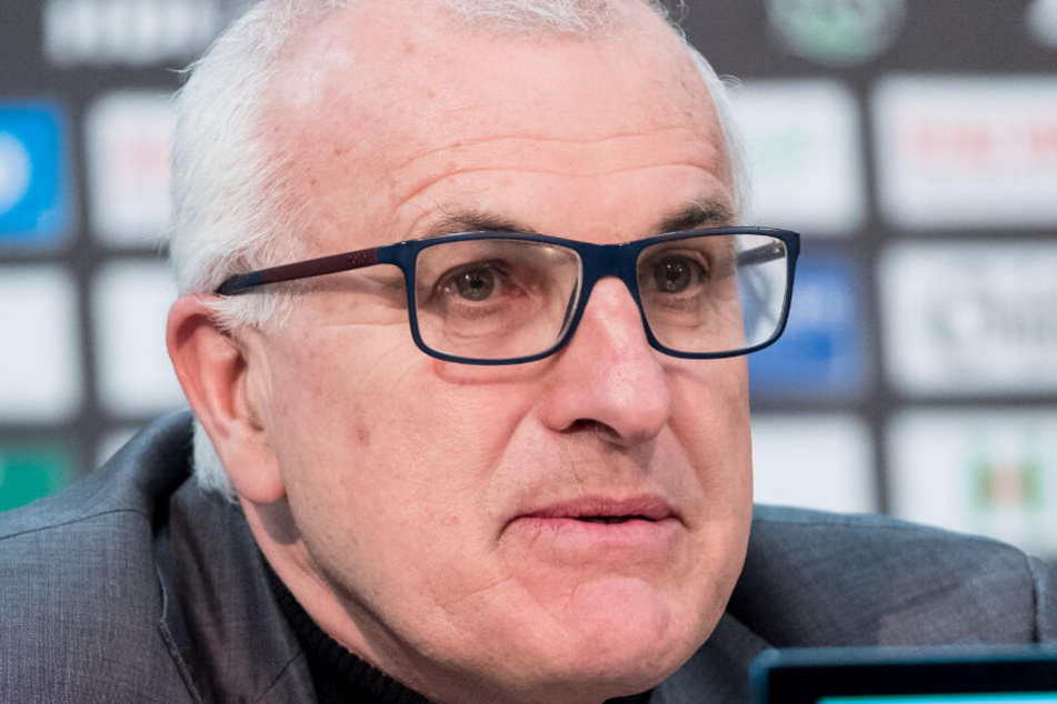 Christoph Schickhardt, Anwalt, spricht während einer Pressekonferenz.
