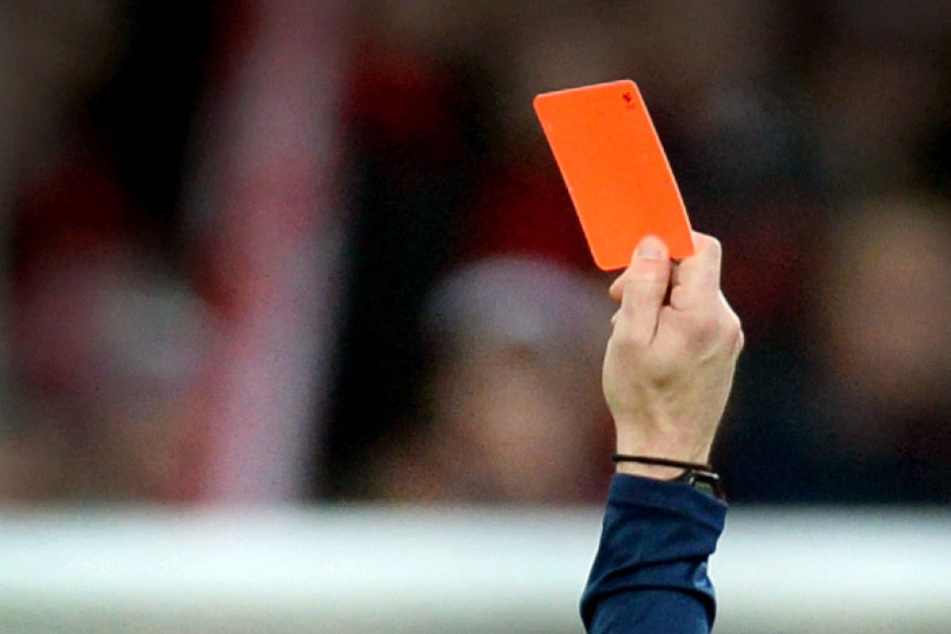 Der Spieler sah rot, dann flogen die Fäuste. (Symbolbild)