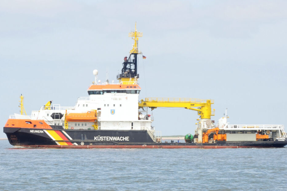 Die "Neuwerk" ist unterstützt durch zwei Schlepper im Einsatz vor Cuxhaven.