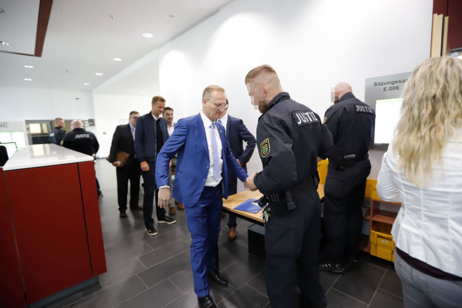 Auch "Eins"-Chef und Siemon-Kritiker Roland Warner musste sich am Eingang einer Kontrolle unterziehen.