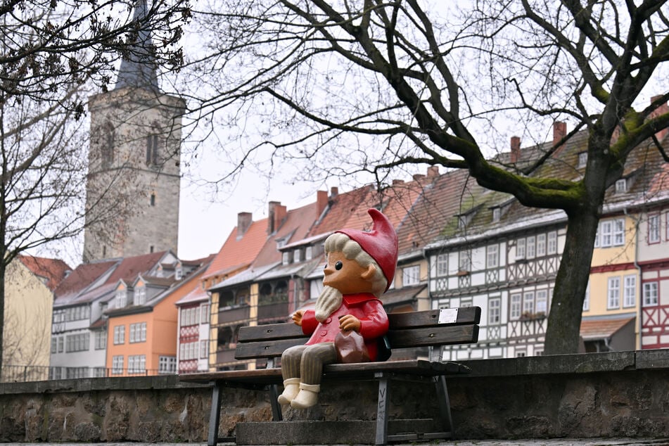 Die Erfurter Krämerbrücke ist oftmals ein Zielort für Dates. Auch am Valentinstag dürften zahlreiche Verliebte den Weg in die Altstadt suchen. (Archivbild)