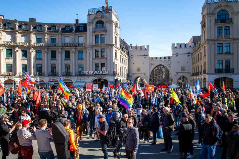 Die Teilnehmer der Demonstration sammeln sich auf dem Karlsplatz.
