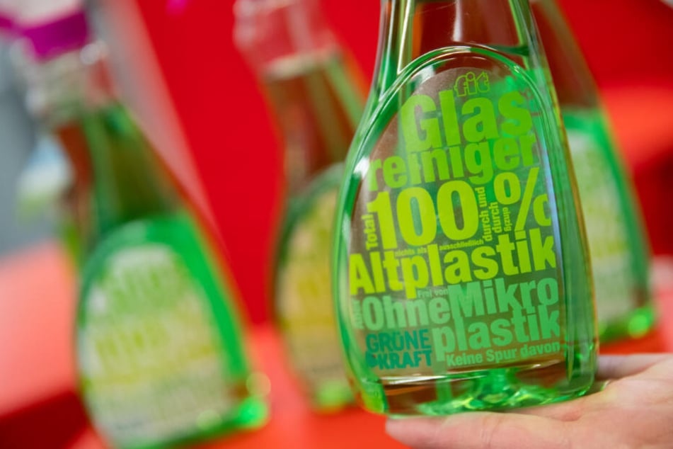 Eine Etikette aus Altplastik auf einer Flasche Glasreiniger aus Altplastik ist am Stand des deutschen Etikettenhersteller FS auf der Messe Biofach 2020 ausgestellt.