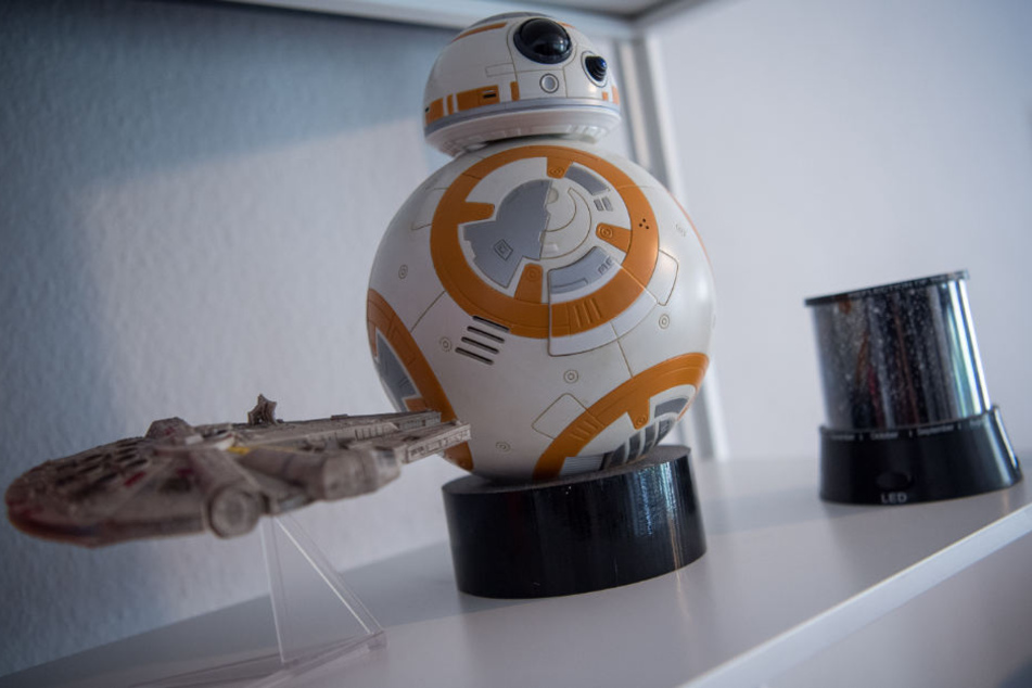 Fans von "Star Wars" erkennen sie sofort: das Raumschiff "Millenium Falke" und der Droide BB-8 stehen im Regal der Cosplayerin.