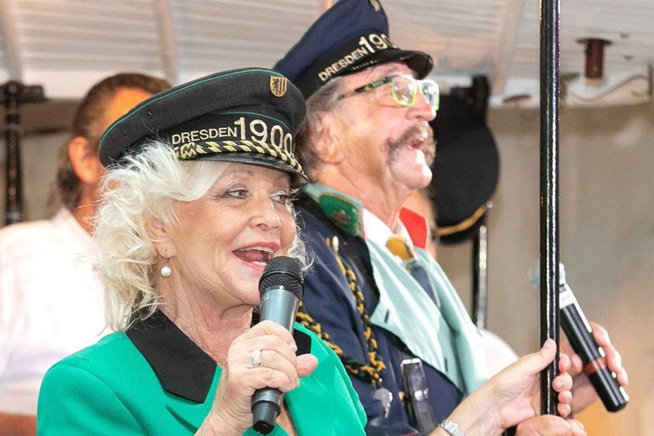 Gratulierten mit einem Ständchen in Schaffneruniform: Chansonette Dorit Gäbler (75) und Entertainer Karl-Heinz Bellmann (70).