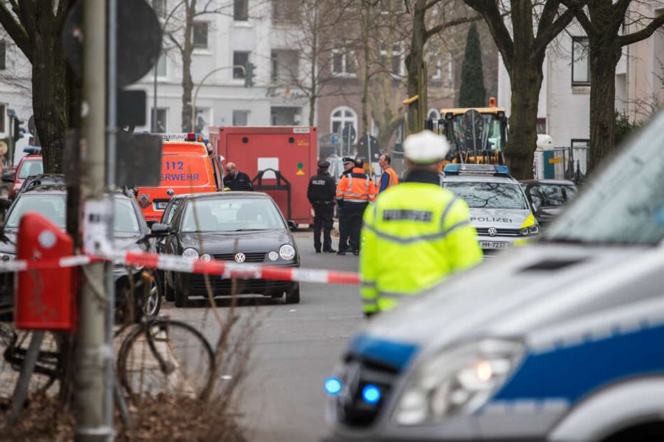 Polizei, Feuerwehr und Kampfmittelräumdienst sind bereits vor Ort.