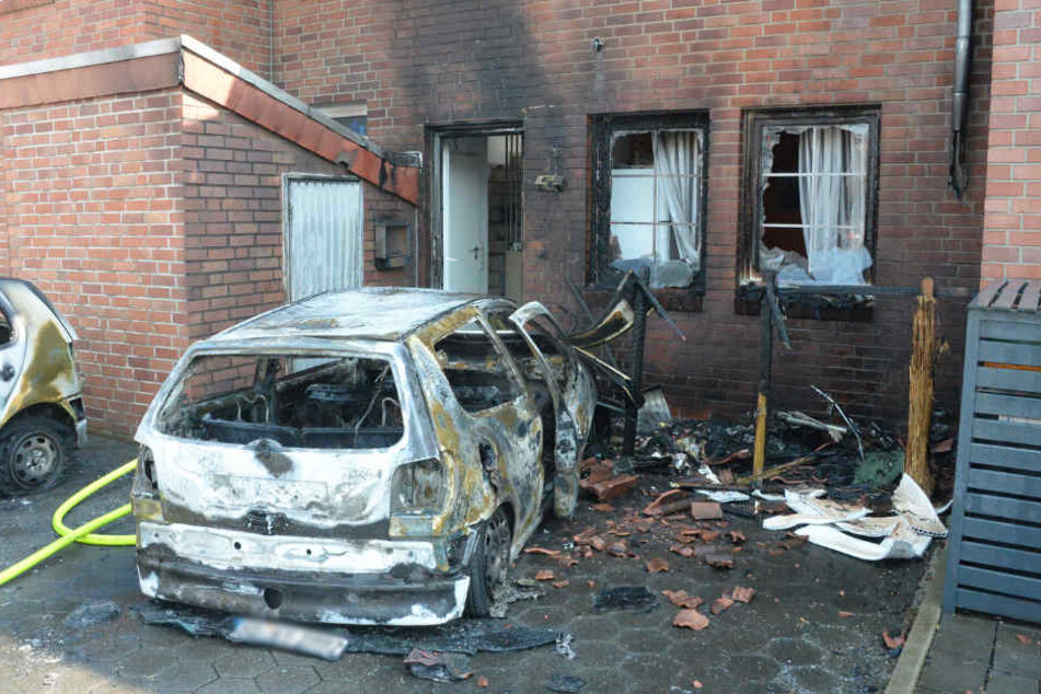 Die Flammen griffen von dem VW Polo auf das Reihenhaus über.