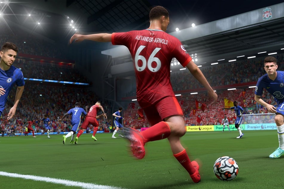 Liverpools Trent Alexander-Arnold setzt gegen den FC Chelsea zur Flanke an. Der Verkaufserfolg von "FIFA 22" ist jetzt schon gigantisch.