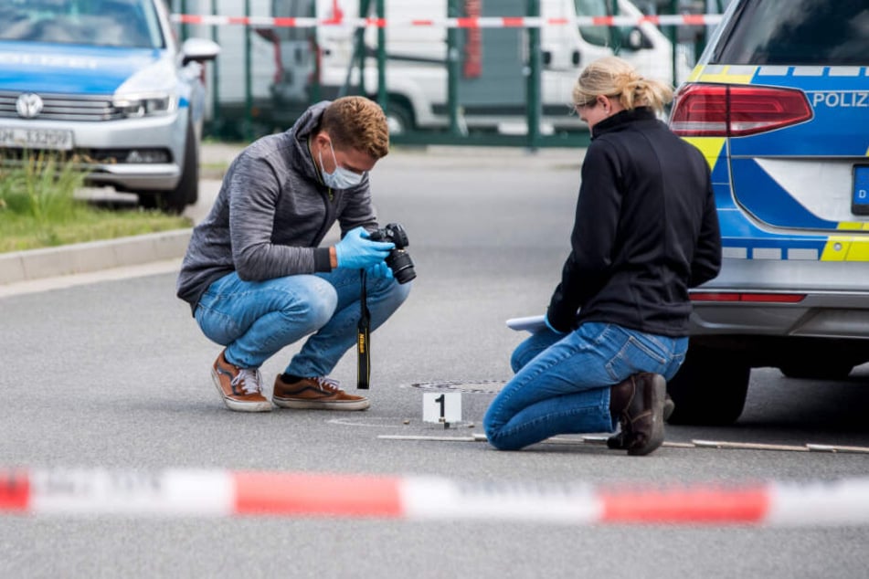 Einsatzkräfte der Polizei sichern Beweismittel am Tatort.