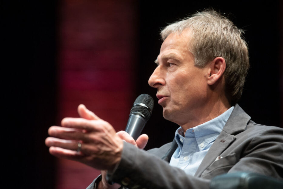 Jürgen Klinsmann spricht bei einer Veranstaltung.