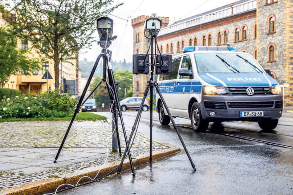 Vier der Hightech-Kameras sollen 2018 an der Fußgängerbrücke Altstadt,
Nikolaigraben/Hotherstr., Kreisverkehr Grüner Graben und Hugo-Keller-Straße
eingesetzt werden.