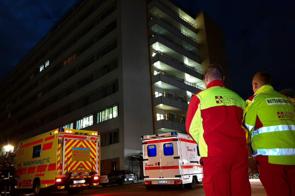 Der Spaziergänger fiel auf dem Gelände eines Krankenhauses auf (Symbolfoto).