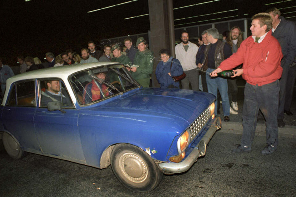 Ankunft von DDR-Bürgern am 10.11.1989 am Grenzübergang Helmstedt. Hier werden sie mit Sekt begrüßt. Die Tage nach dem Mauerfall vor 30 Jahren waren geprägt von Freude, Hilfsbereitschaft - und streckenweise auch von Chaos.
