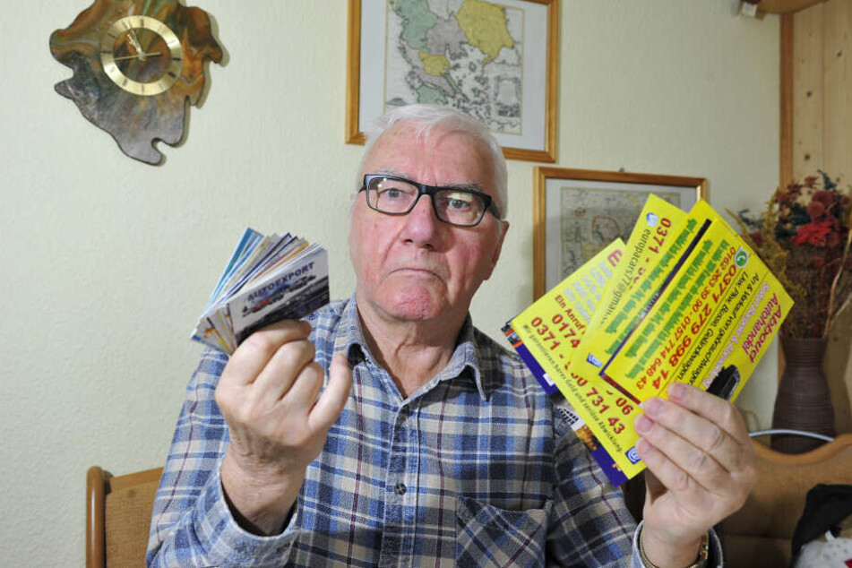 Sauer auf die unerlaubte Reklame: Werner Klemm (74) hat diesen Stapel Werbekärtchen seit Juni gesammelt.
