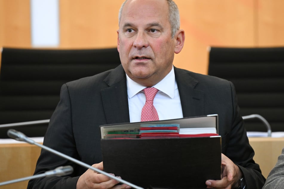 Hessens Innenminister Roman Poseck (56, CDU) hat sich zu Maßnahmen im Kampf gegen digitale Gewalt geäußert.