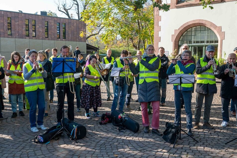 Zahlreiche Musiker und Musikerinnen hielten am Donnerstag eine Mahnwache am Zoo ab.