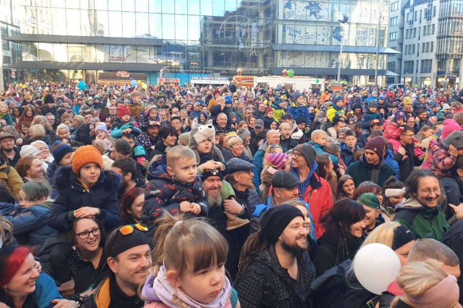 Der Neumarkt füllt sich immer mehr.