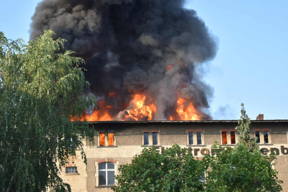 In dem leerstehenden Gebäude in Zittau brach in den Morgenstunden am Sonntag ein heftiger Brand aus.