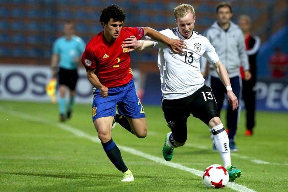 Jugend-Nationalspieler Mateu Morey im Zweikampf mit Hertha-Juwel Dennis Jastrzembski.