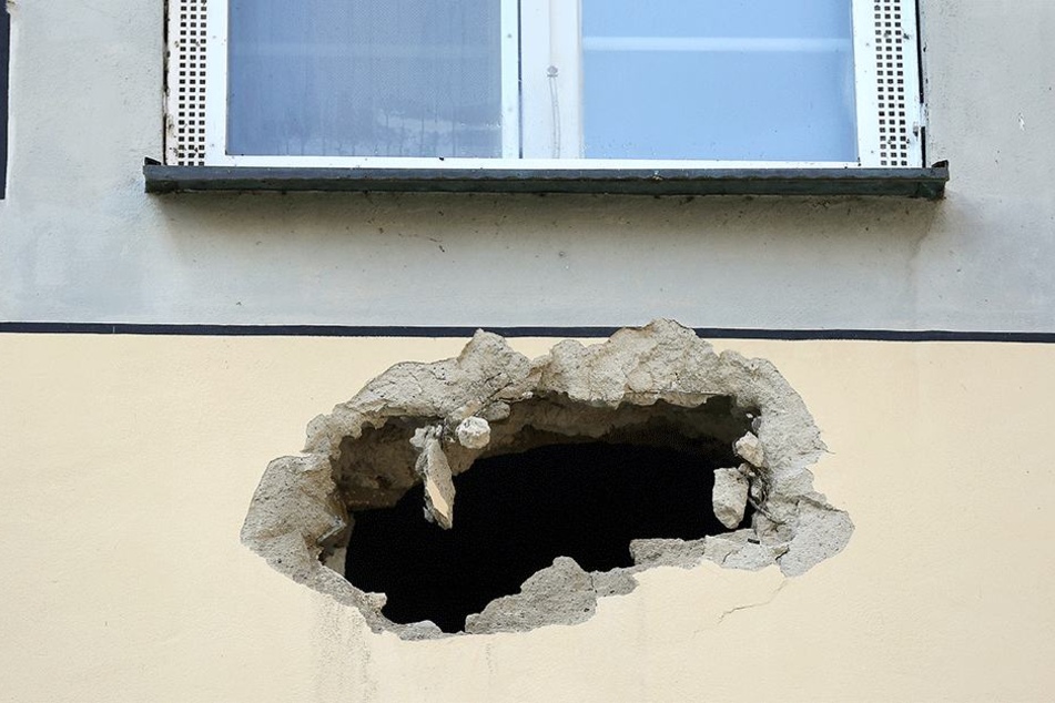 Sie hinterließen ein Loch in der Hauswand.