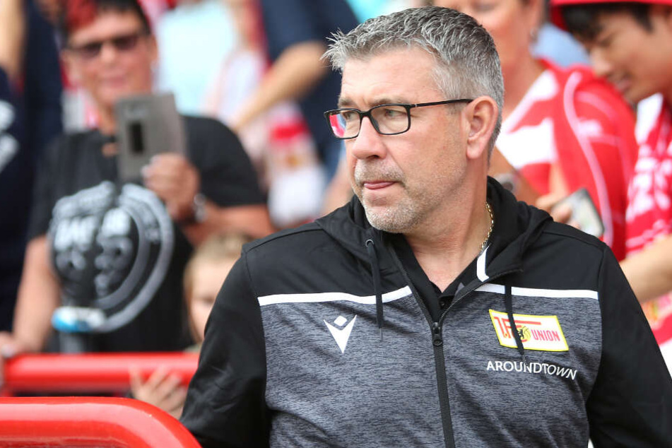 Berlins Trainer Urs Fischer schaut mit ernstem Blick über die Schulter. (Archivbild)