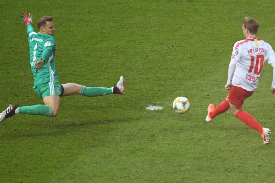 Manuel Neuer (l.) verhinderte mit einer starken Tat einen Treffer von Emil Forsberg (r.).