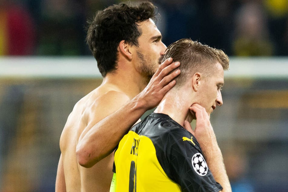 BVB-Abwehrchef Mats Hummels (l.) tröstete nach dem Spiel gegen den FC Barcelona Marco Reus, der einen Elfmeter und weitere Großchancen vergeben hatte.