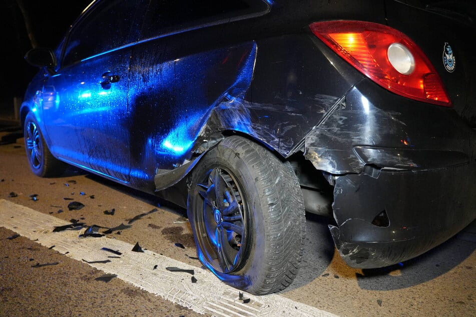 Auch das geparkte Auto trug einige Schäden davon.