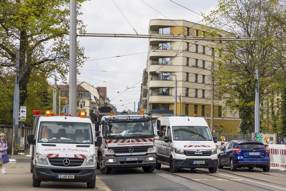 Ab nächste Woche ist hier dicht: Vorbereitungen für die Sperrung der Bautzner Straße sind bereits zu sehen.