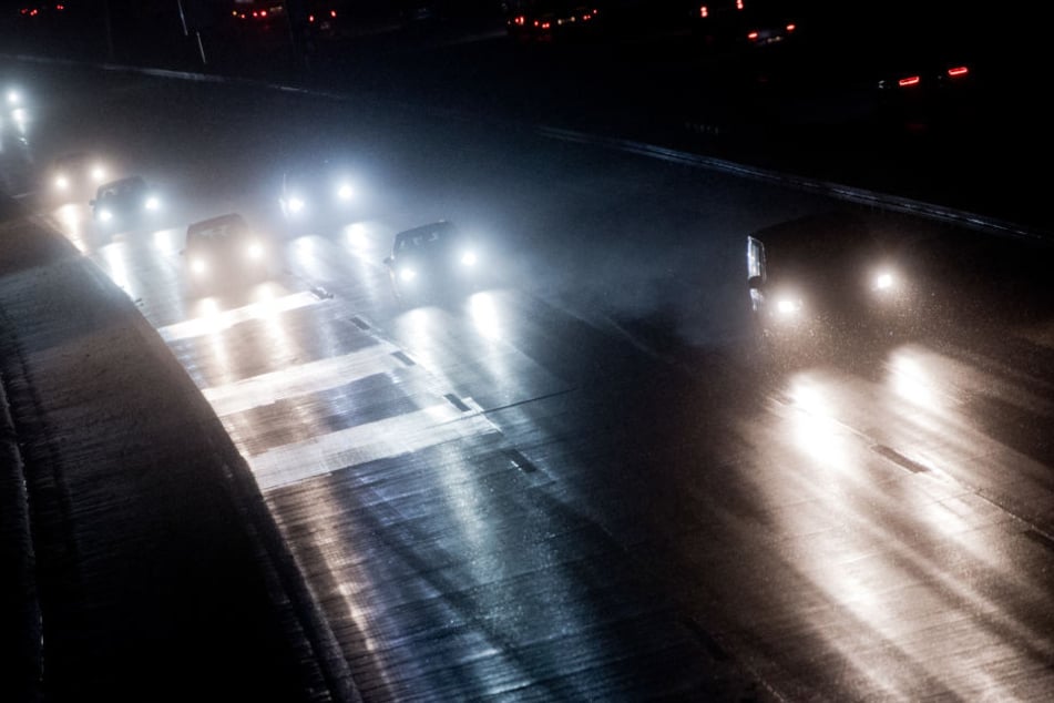 Ein 21-jähriger Mann aus Mainz ist auf der A2 bei Magdeburg von einem Lkw erfasst und getötet worden.