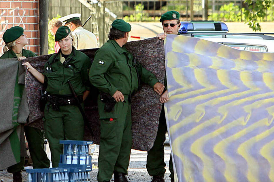 Polizisten sichern am 25. April 2007 den Tatort ab. Nachträglich ausgewertete Handydaten führen plötzlich in die Islamistenszene.