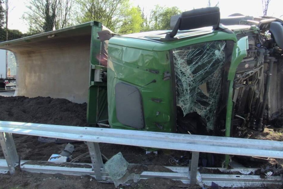 Der Lkw-Fahrer schwebt nach dem Unfall in Lebensgefahr.